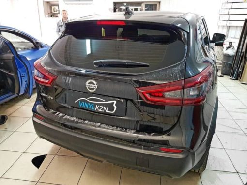 Nissan Qashqai — бронирование капота и фар, под ручками полиуретановой пленкой, тонировка стекол Llumar