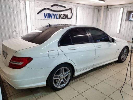 Оклейка хрома на молдингах дверей Mercedes C-class черной глянцевой пленкой