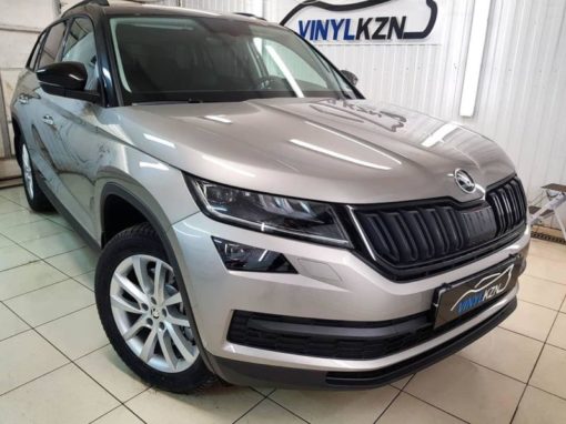 Skoda Kodiaq — оклейка крыши, стоек, зеркал и передней решетки пленкой Oracal 970, бронирование капота, шумоизоляций крыши