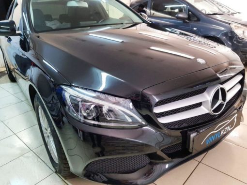Mercedes С класса — забронировали полиуретановой пленкой капот, фары, под ручками