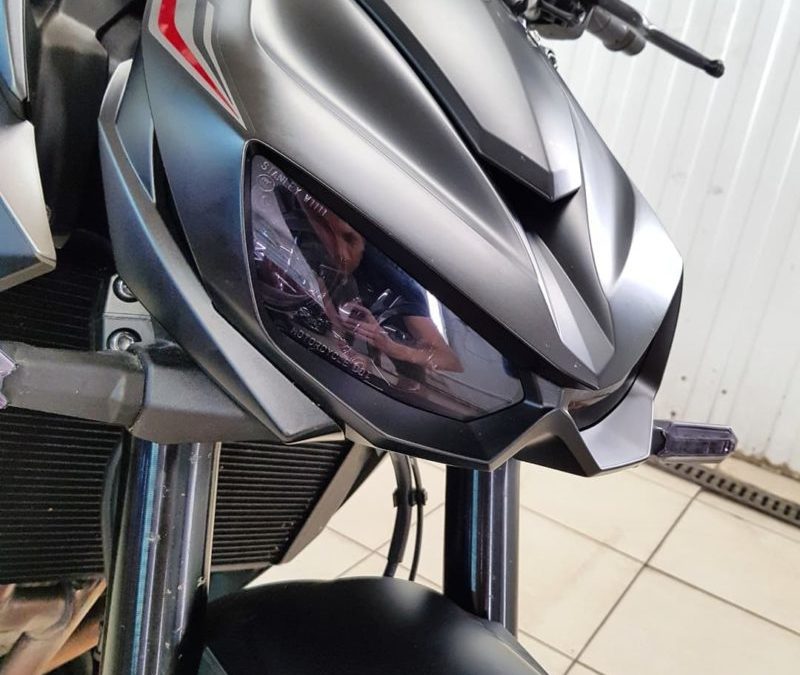 Мотоцикл Kawasaki — забронировали бак и пластик полиуретановой матовой пленкой SunTek, фары притемнили пленкой Stek