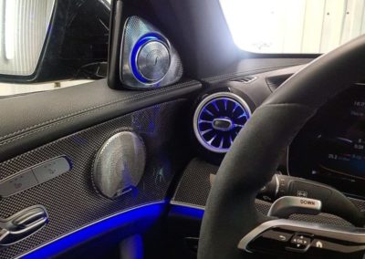 Mercedes-Benz E53 AMG — установка новых воздуховодов с подсветкой и выезжающих ВЧ динамиков