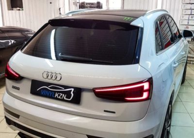 Audi Q3 — оклеили крышу черной глянцевой полиуретановой пленкой, бронирование фар полиуретановой пленкой