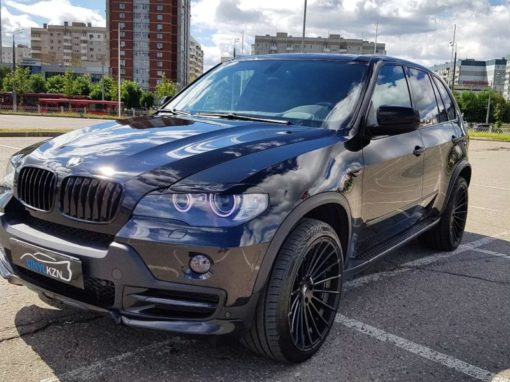 BMW X5 — отполировали весь кузов и нанесли два слоя керамики, обновили антидождь на лобовом стекле