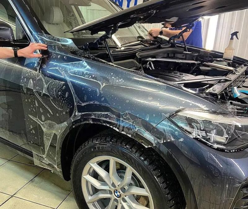 Забронировали полиуретановой пленкой капот автомобиля BMW X5, часть крыши, передние стойки возле лобового стекла