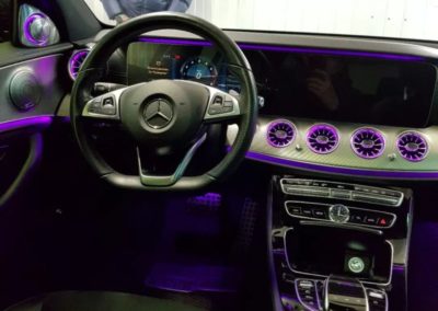 Mercedes benz E Class W213 — установили бесштыревые доводчики дверей, электропривод багажника, сделали подсветку салона