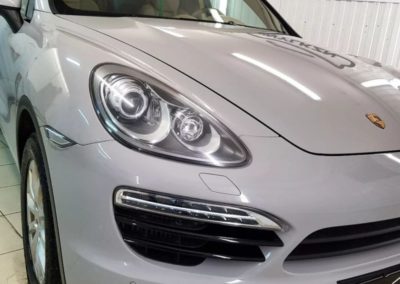 Оклейка автомобиля Porsche Cayenne пленкой светлосерого цвета, притемнили задние фонари