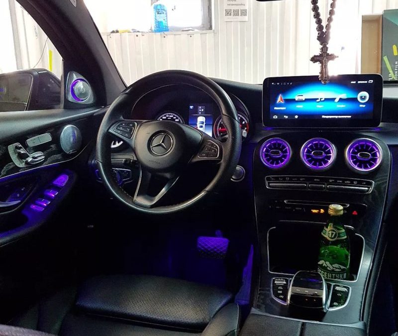Mercedes GLC — установили дефлекторы с подсветкой, подсветку сидений, выдвижные твитеры