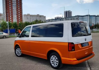 VW Caravelle — оклеили сочной оранжевой пленкой нижнюю часть авто, бронирование фар и зеркал