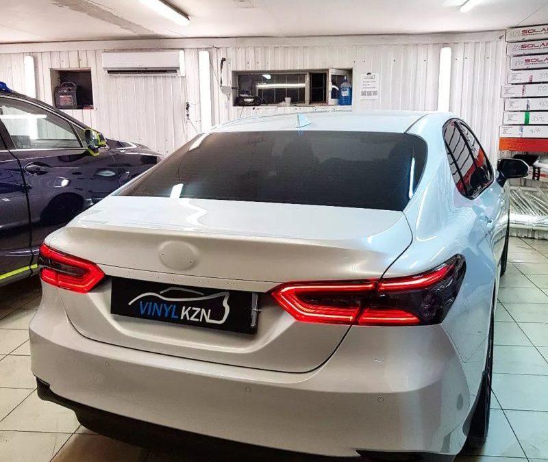Toyota Camry — затонировали переднюю и заднюю оптику полиуретановой пленкой, антихром бампера.