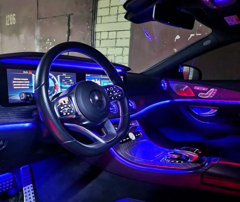 Mercedes GT — установили задние дефлекторы с подсветкой и потолочный динамик с подсветкой
