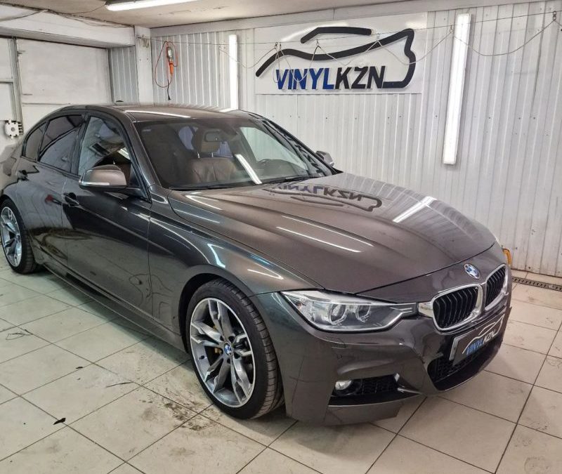 BMW 3 серии — оклеили хром вокруг окон черной глянцевой пленкой