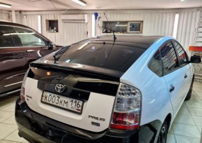 Toyota Prius — оклеили белой глянцевой пленкой для такси
