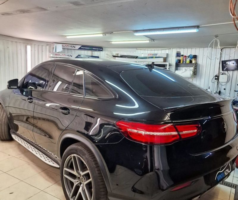 Mercedes GLE — выполнили антихром, все хромированные элементы оклеили черной глянцевой пленкой