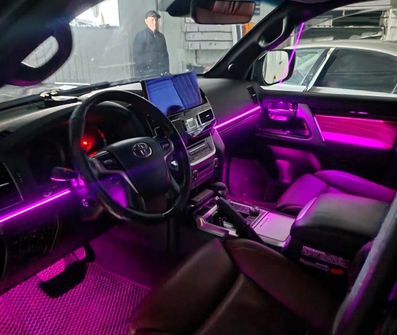 Toyota Land Cruiser 200 — сделали подсветку салона