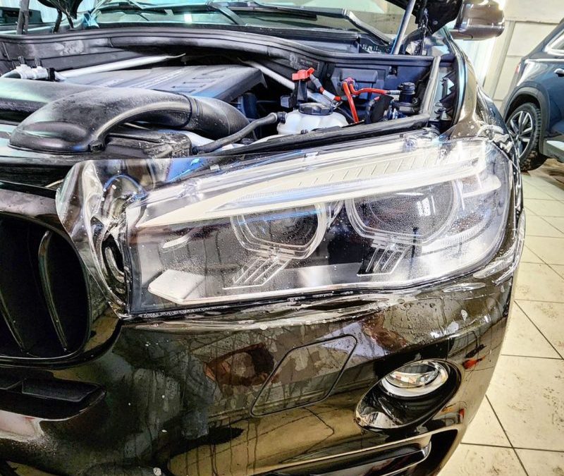 BMW X6 — забронировали полиуретановой плёнкой передние фары и противотуманки, сделали полный антихром и затемнили задние фары