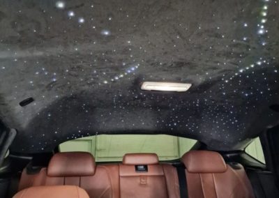 BMW X6 — установили звездное небо, перетянули потолок, стойки, козырьки в алькантару, пластик окрасили в чёрный мат. Выполнили антихром