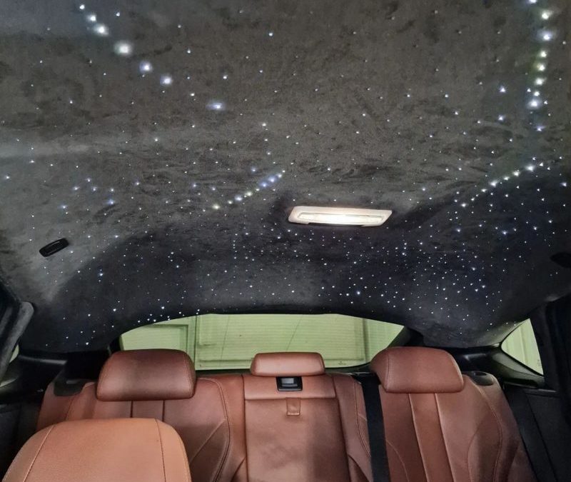 BMW X6 — установили звездное небо, перетянули потолок, стойки, козырьки в алькантару, пластик окрасили в чёрный мат. Выполнили антихром