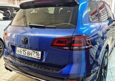 Volkswagen Touareg — антихром, окрасили переднюю решётку радиатора и эмблемы в чёрный глянец, перешив ручек