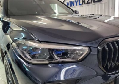 BMW X5 — затемнили передние и задние фары полиуретановой плёнкой, тонировка стекол