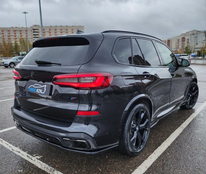 BMW X5 — сделали полировку, забронировали кузов и лобовое стекло, нанесли два слоя керамики, тонировка