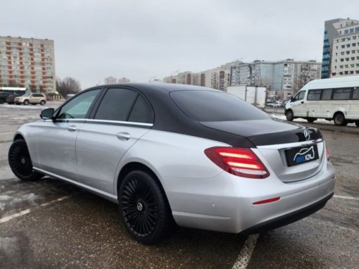 Mercedes E class W213 — оклеили нижнюю часть авто в серебро, стилизация под Maybach