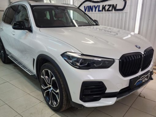 BMW X5 G05 — забронировали прозрачной полиуретановой плёнкой капот и фары, сделали антихром молдингов на переднем бампере и крыльях