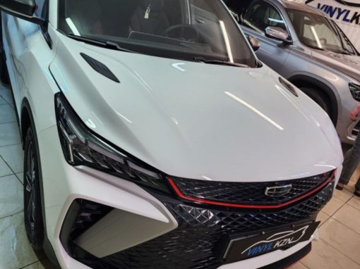 Geely Coolray — забронировали прозрачной полиуретановой плёнкой капот, фары, стойки возле лобового стекла и часть крыши