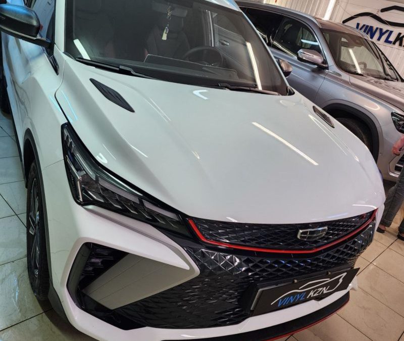 Geely Coolray — забронировали прозрачной полиуретановой плёнкой капот, фары, стойки возле лобового стекла и часть крыши