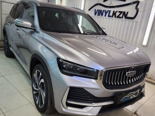 Geely Monjaro — забронировали прозрачной полиуретановой плёнкой капот, фары, часть крыши и под ручками