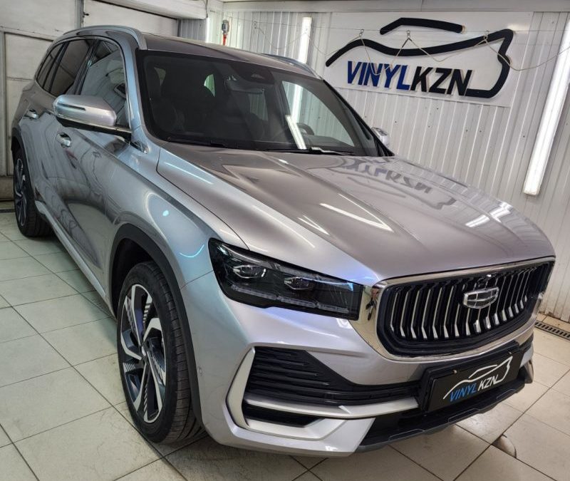 Geely Monjaro — забронировали прозрачной полиуретановой плёнкой капот, фары, часть крыши и под ручками