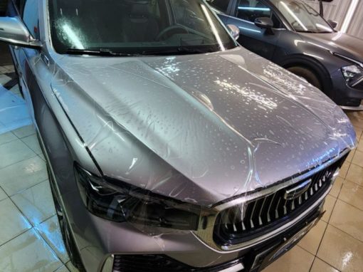 Geely Monjaro — забронировали прозрачной полиуретановой плёнкой капот, фары, часть крыши и затонировали стекла