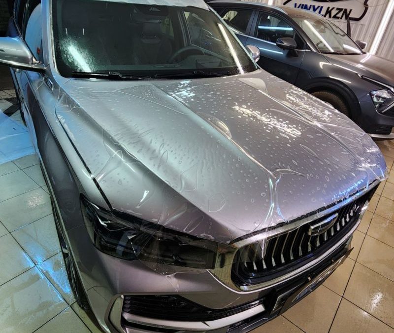 Geely Monjaro — забронировали прозрачной полиуретановой плёнкой капот, фары, часть крыши и затонировали стекла