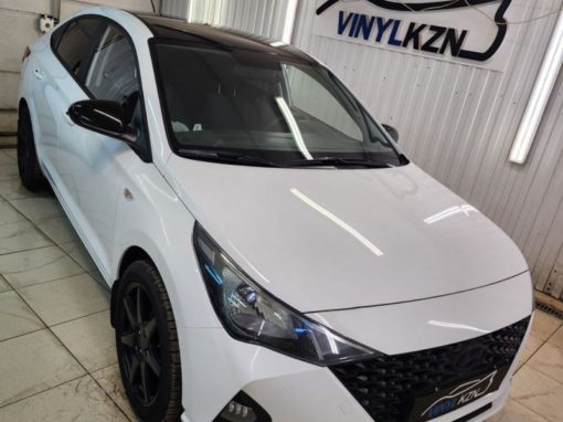 Hyundai Solaris — заклеили крышу и боковые зеркала в чёрный гляне