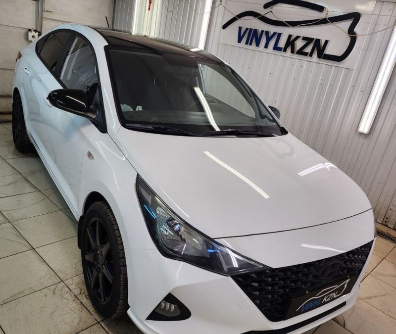 Hyundai Solaris — заклеили крышу и боковые зеркала в чёрный гляне