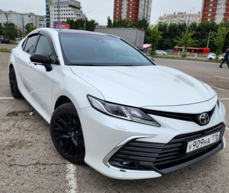 Toyota Camry — установили доводчики дверей и контурную подсветку салона