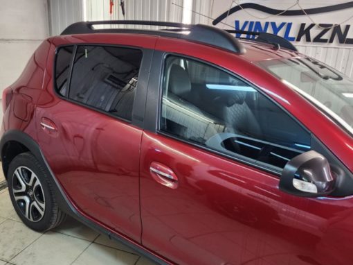 Renault Sandero — тонировка передних стекол атермальной пленкой Ultra Vision XAIR 20% и тонировка задних Ultra Vision Supreme Thermo 95%