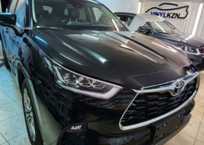 Toyota Highlander — комплексное бронирование кузова прозрачной полиуретановой плёнкой, установка защитной сетки и скрытой проводки регистратора