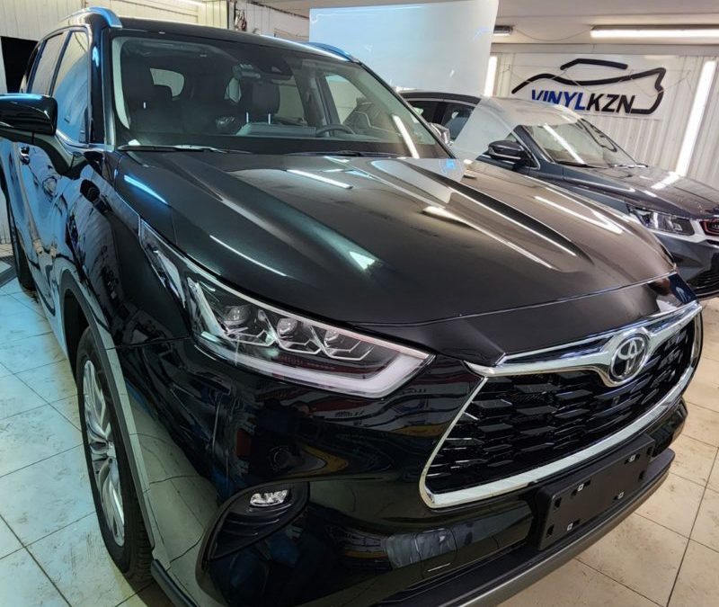 Toyota Highlander — комплексное бронирование кузова прозрачной полиуретановой плёнкой, установка защитной сетки и скрытой проводки регистратора