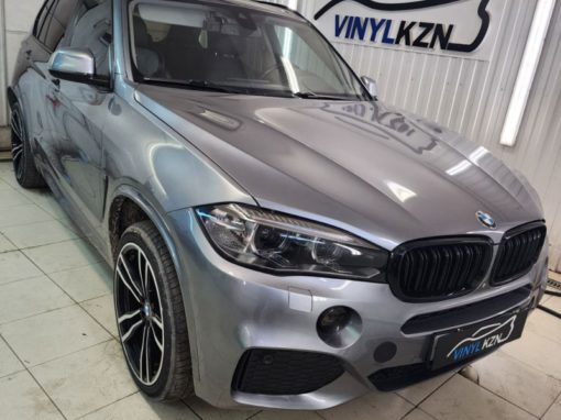 BMW X5 — сделано затемнение передних фар, противотуманок, задних фонарей и катафот полиуретановой плёнкой