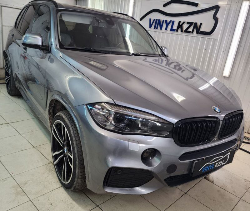 BMW X5 — сделано затемнение передних фар, противотуманок, задних фонарей и катафот полиуретановой плёнкой
