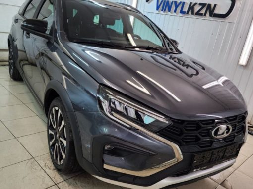 Lada Vesta — бронирование прозрачной полиуретановой плёнкой капота, фар, часть крыши и под ручками