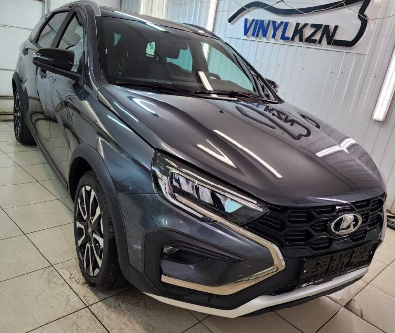Lada Vesta — бронирование прозрачной полиуретановой плёнкой капота, фар, часть крыши и под ручками