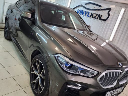BMW X6 — была проделана работа по оклейке молдингов вокруг окон в чёрную глянцевую плёнку