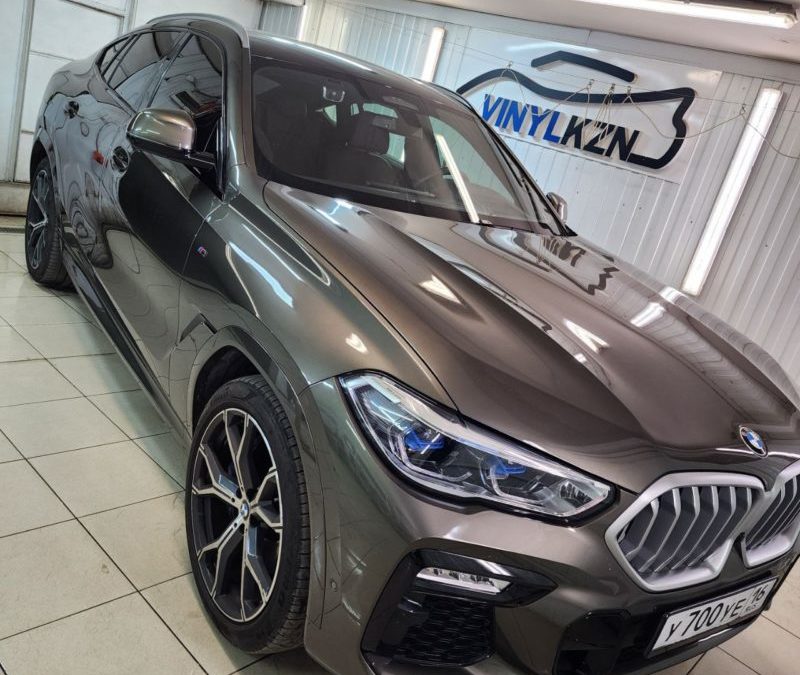 BMW X6 — была проделана работа по оклейке молдингов вокруг окон в чёрную глянцевую плёнку