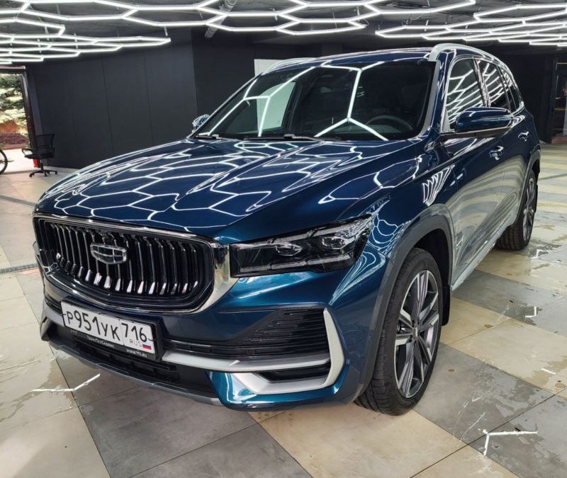 Geely Monjaro — забронировали кузова, подключили видеорегистратор, забронировали монитор