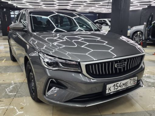 Geely Emgrand — забронировали прозрачной полиуретановой плёнкой капот, часть крыши, пороги и под ручками