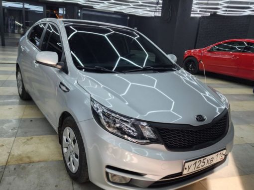 Kia Rio — оклеили крышу черной глянцевой пленкой
