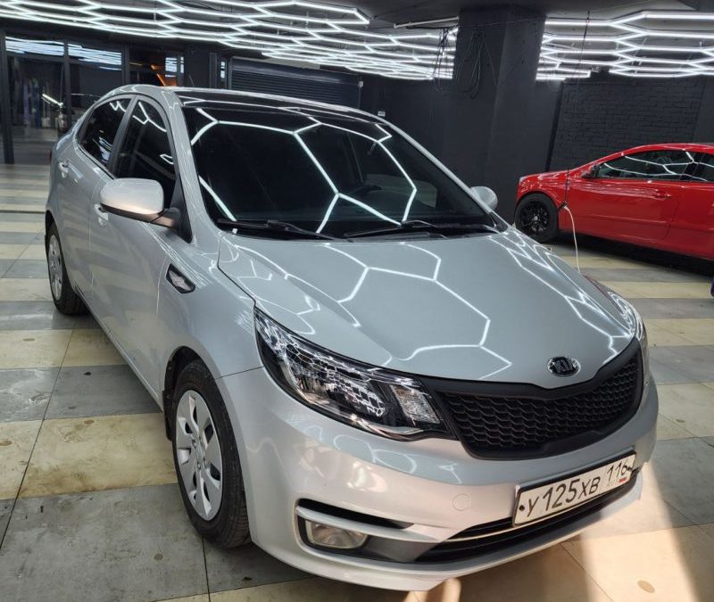 Kia Rio — оклеили крышу черной глянцевой пленкой