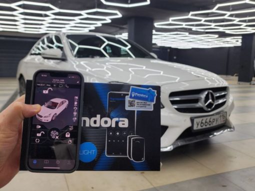 Mercedes C-class установили охранный комплекс с автозапуском Pandora VX 4G.